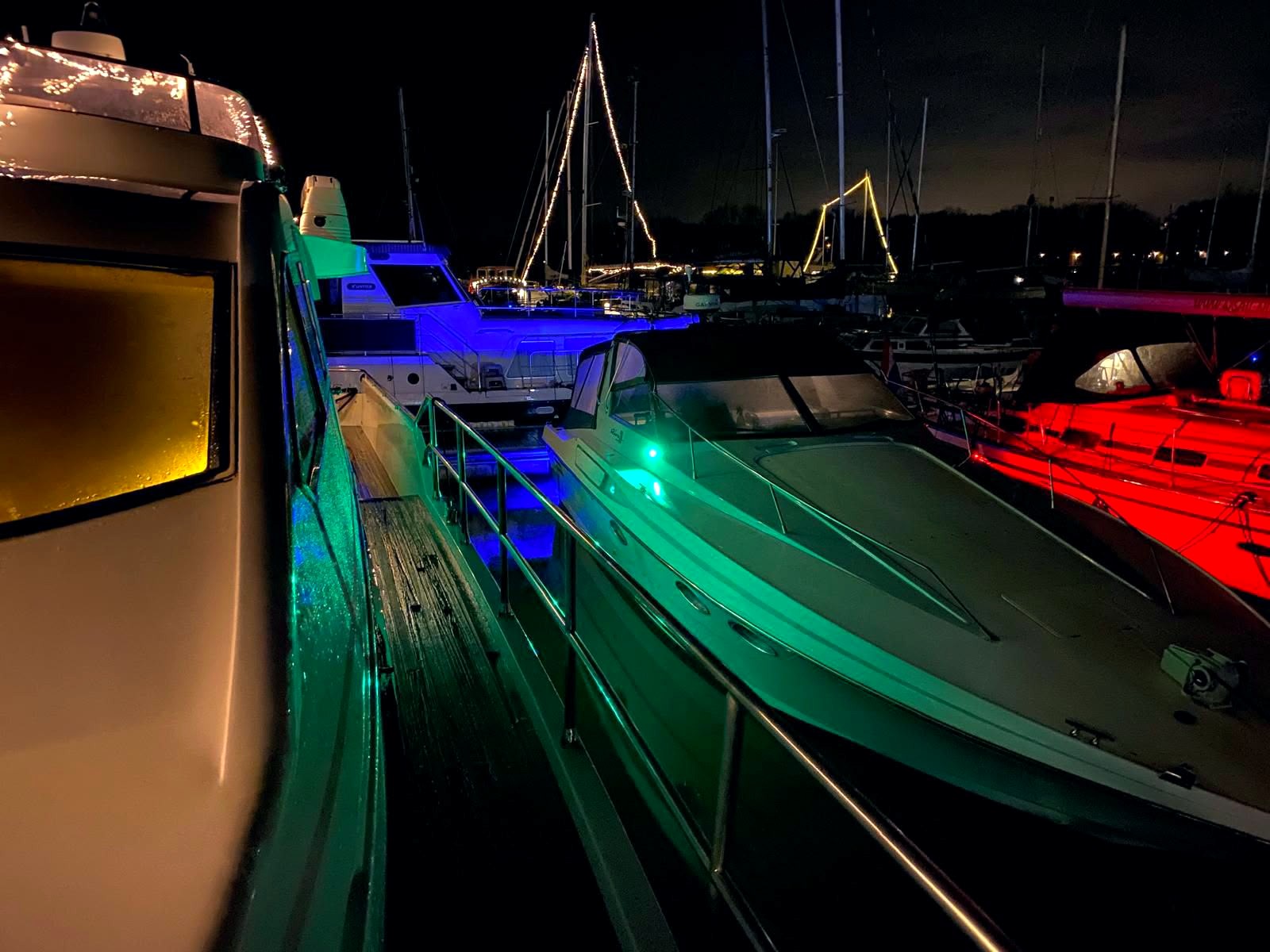Jachthaven bij nacht