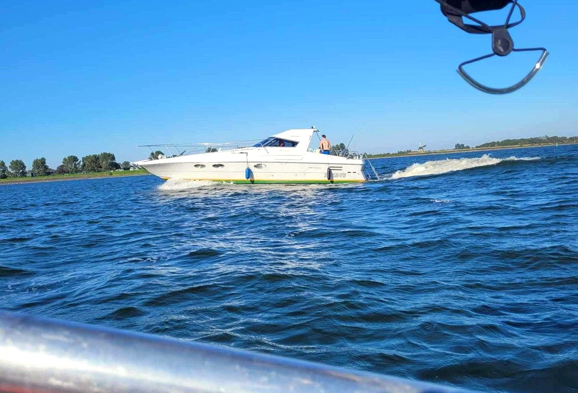 Speedboot op het Markermeer